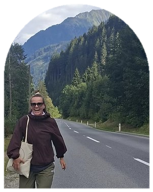 Auf einer Straße inmitten einer Berglandschaft