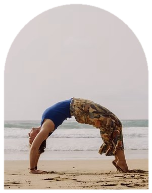 Yoga am Strand in einer Rückbeuge